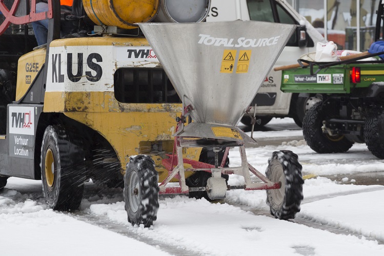 Manual salt spreaders