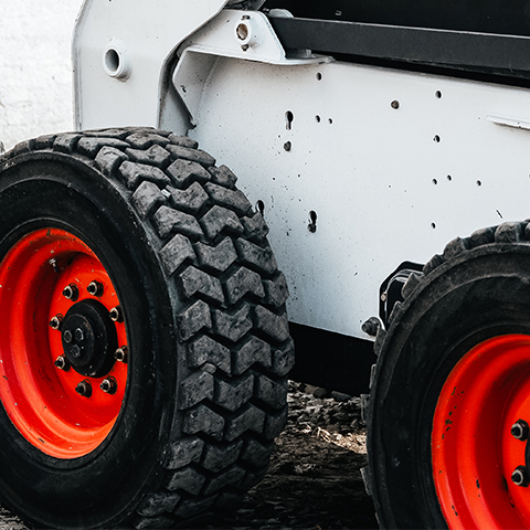 When to replace the tyres of small earth-movers