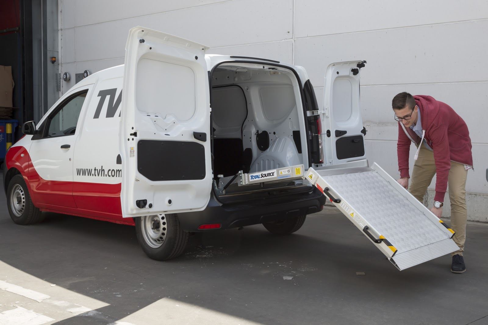 Foldable loading ramp for vans