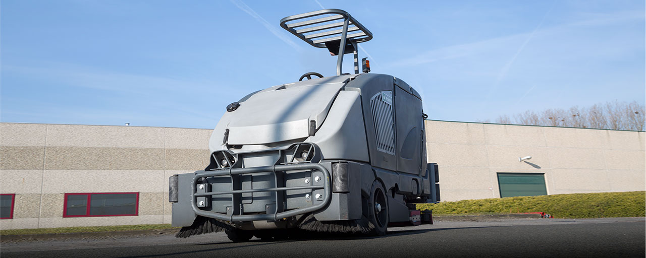 Industrial floor scrubber