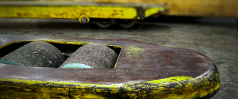 When do the wheels of my pallet truck need to be replaced?