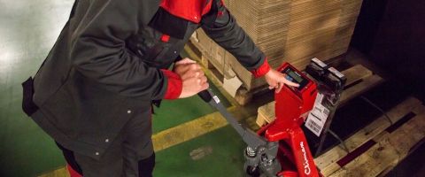 Save time and reduce backaches by means of weighing pallet trucks