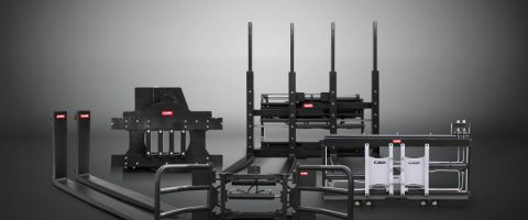 Os compradores de acessórios da CAM attachments ocupam o lugar central na nova campanha global