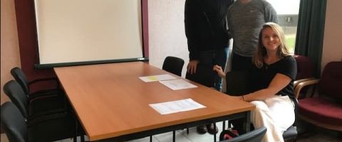 TVH doa mobiliário de escritório a escolas da Flandres Oriental