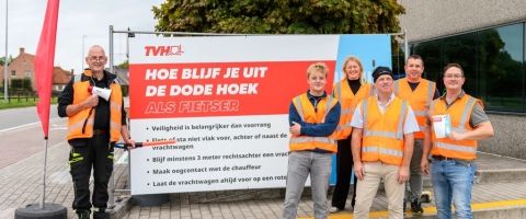 TVH DEELT 150 KOFFIEKOEKEN UIT OM TE WIJZEN OP GEVAREN OP DE WEG