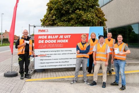 TVH VERTEILT 150 KAFFEETEILCHEN, UM AUF DIE GEFAHREN IM STRAẞENVERKEHR AUFMERKSAM ZU MACHEN